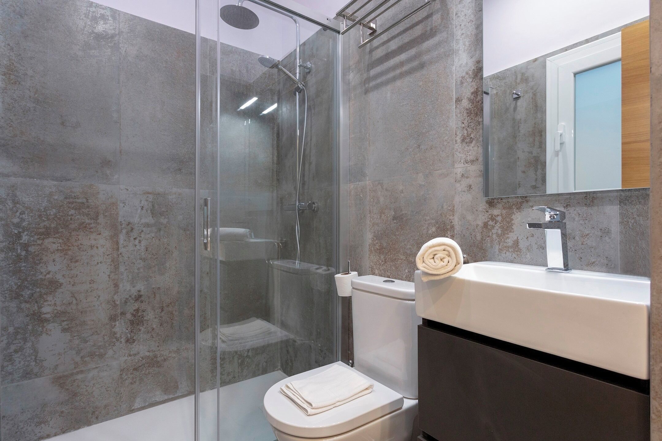 Apartment (5 Bedrooms) | Bathroom | Shower, free toiletries, hair dryer, bidet