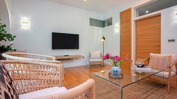 Apartment (5 Bedrooms) | Living area | TV