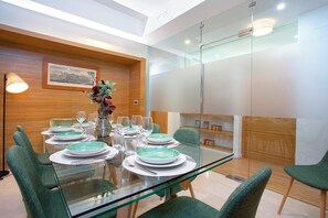 아파트 (5 Bedrooms) | 객실 내 식사 공간