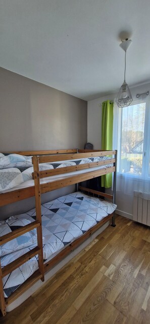 3 bedrooms, desk, iron/ironing board, travel crib