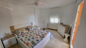 2 soverom, strykejern/-brett, wi-fi (inkludert) og sengetøy