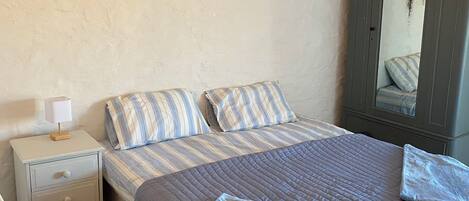 2 chambres, fer et planche Ă repasser, literie fournie