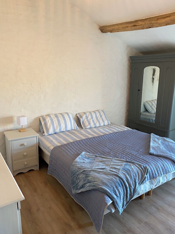 2 chambres, fer et planche à repasser, draps fournis