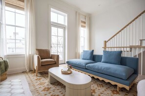 Televisie, een open haard en een kantoor