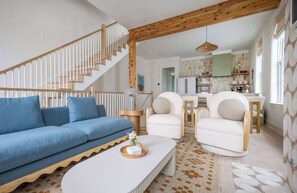 Una televisión, una chimenea, una oficina