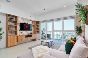 Luxury Condo, Balcony, City View | Living area - Luxe Suite With 180 Stunning City Views (Taguig)