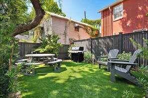 Outdoor dining - Chic & Modern Home in the Heart of Charleston (Charleston)