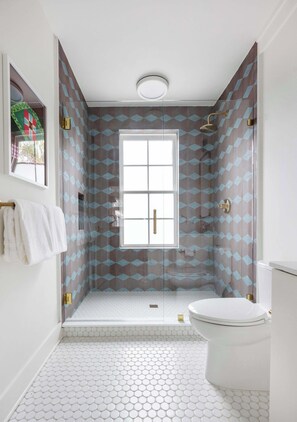 Shower, hair dryer, towels - Chic & Modern Home in the Heart of Charleston (Charleston)