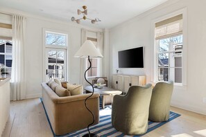 TV, offices - Sophisticated Home in Historic Charleston (Charleston)