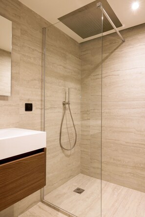 Apartment | Bathroom | Hair dryer, towels, shampoo