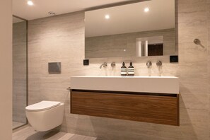 Apartment | Bathroom | Hair dryer, towels, shampoo - Luxury Apartment -2br-6p- Musee du Louvre (Paris)