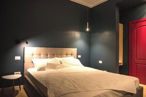 1 habitación, cortinas blackout y tabla de planchar con plancha