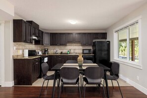 Fridge, microwave, oven, stovetop - Peaceful spacious 2BR Suite (Nanaimo)
