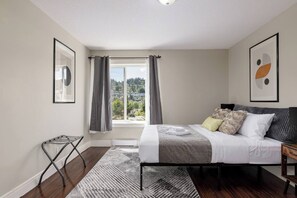 2 bedrooms, iron/ironing board, free WiFi, bed sheets - Peaceful spacious 2BR Suite (Nanaimo)