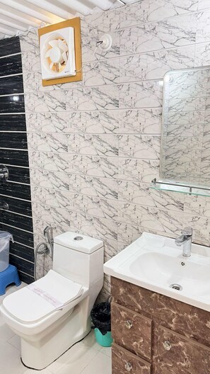 Barraca superior | Banheiro | Chuveiro, ducha de hidromassagem, chinelos, toalhas de banho