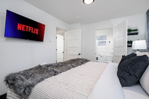 2 slaapkamers, een bureau, een strijkplank/strijkijzer, reisbedje