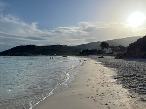 A beach with calm waters, a sandy shore, and distant hills. - Festive Holidays 🎄🥂 Villa Heated Pool 28°C (Pietrosella)