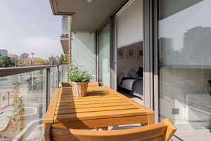 Outdoor dining - 1BR In Front of Araucano Park | Parque Arauco mall (Las Condes)