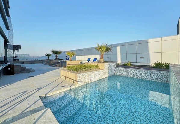 Una piscina al aire libre