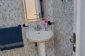 Douche, sèche-cheveux, serviettes fournies, savon