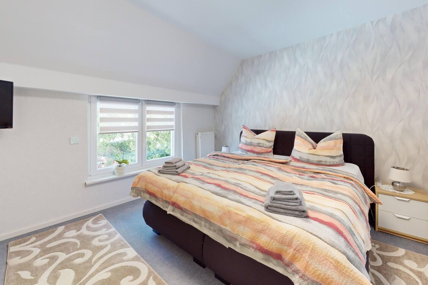 3 habitaciones, tabla de planchar con plancha, cuna de viaje y internet 