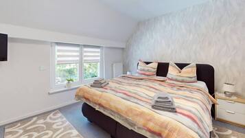 3 bedrooms, iron/ironing board, travel cot, Internet