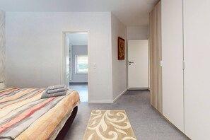 3 slaapkamers, een strijkplank/strijkijzer, reisbedje, internet