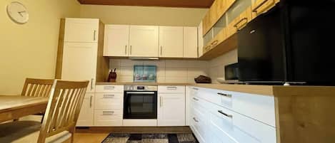 Een koelkast, een magnetron, een oven, een kookplaat