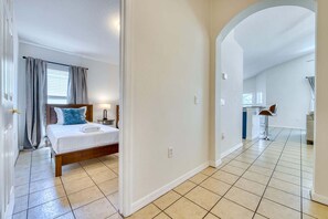 4 habitaciones, tabla de planchar con plancha, cuna de viaje y wifi