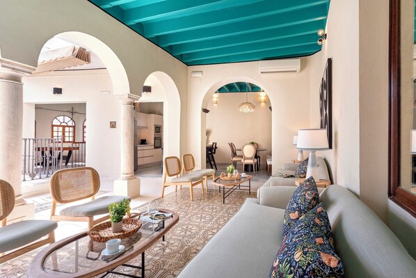 Apartamento (6 Bedrooms) | Zona de estar | Una televisión