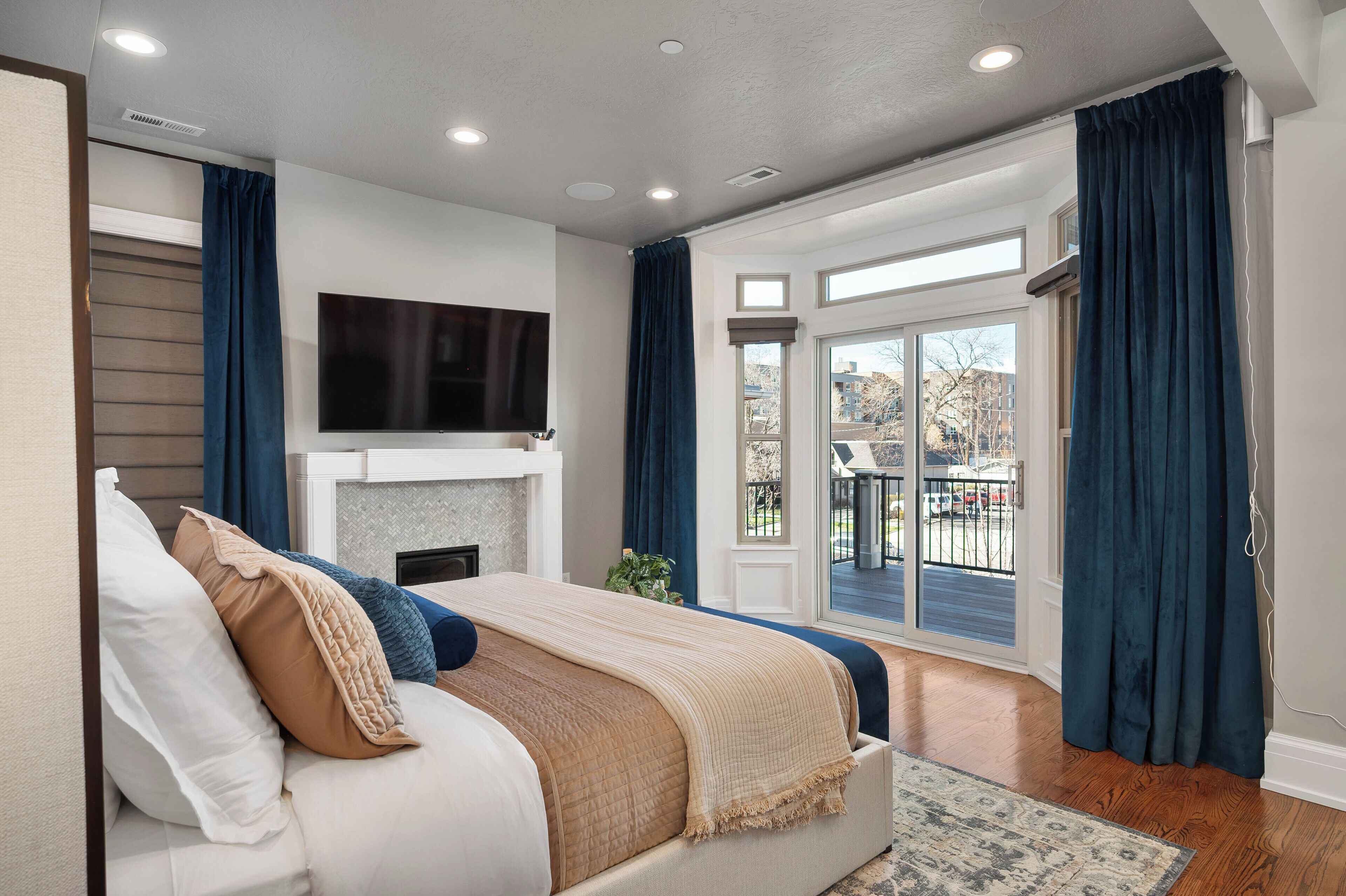 4 slaapkamers, een bureau, een strijkplank/strijkijzer, reisbedje