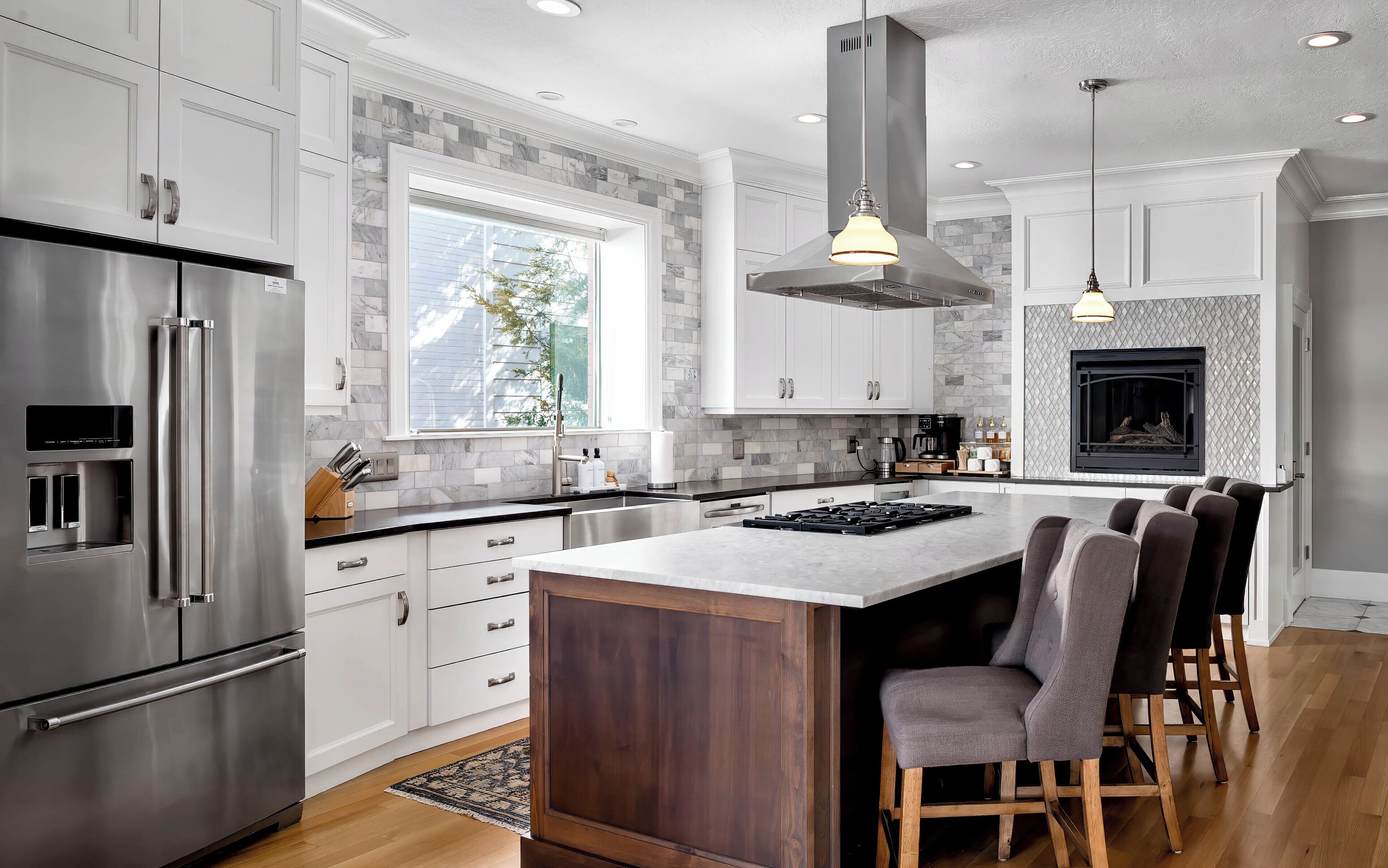 Een koelkast, een magnetron, een oven, een kookplaat