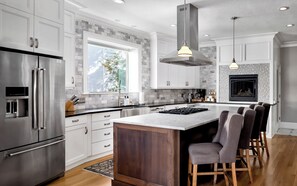 Geladeira, micro-ondas, fogão, cooktop