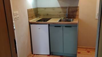 Geladeira, micro-ondas, cooktop, cafeteira/chaleira