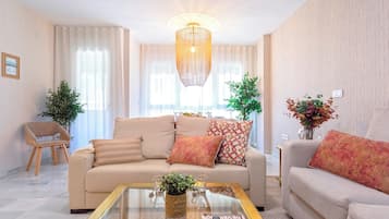 Apartment (4 Bedrooms) | Living area