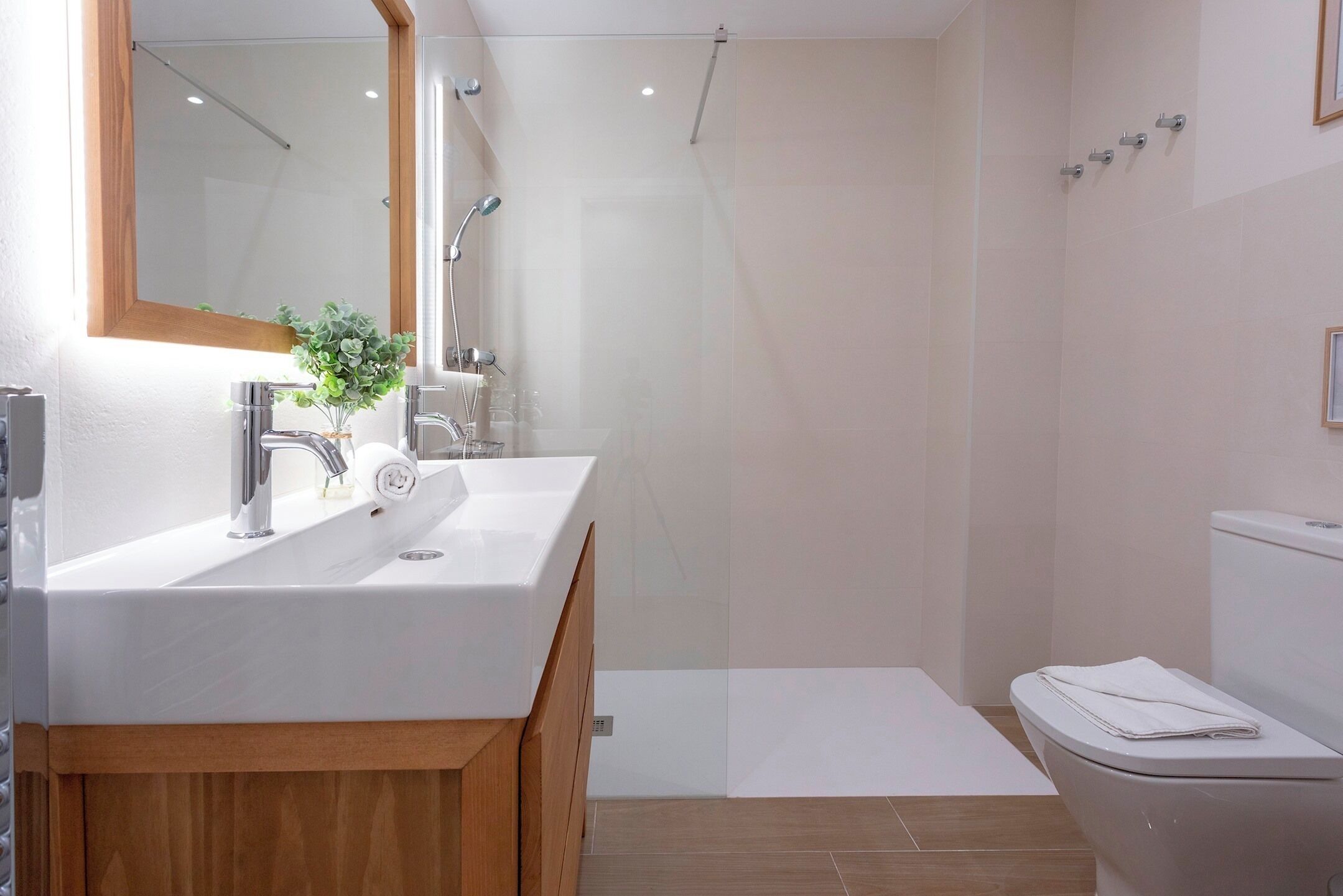 Ducha, artículos de tocador gratuitos, secador de pelo, toallas