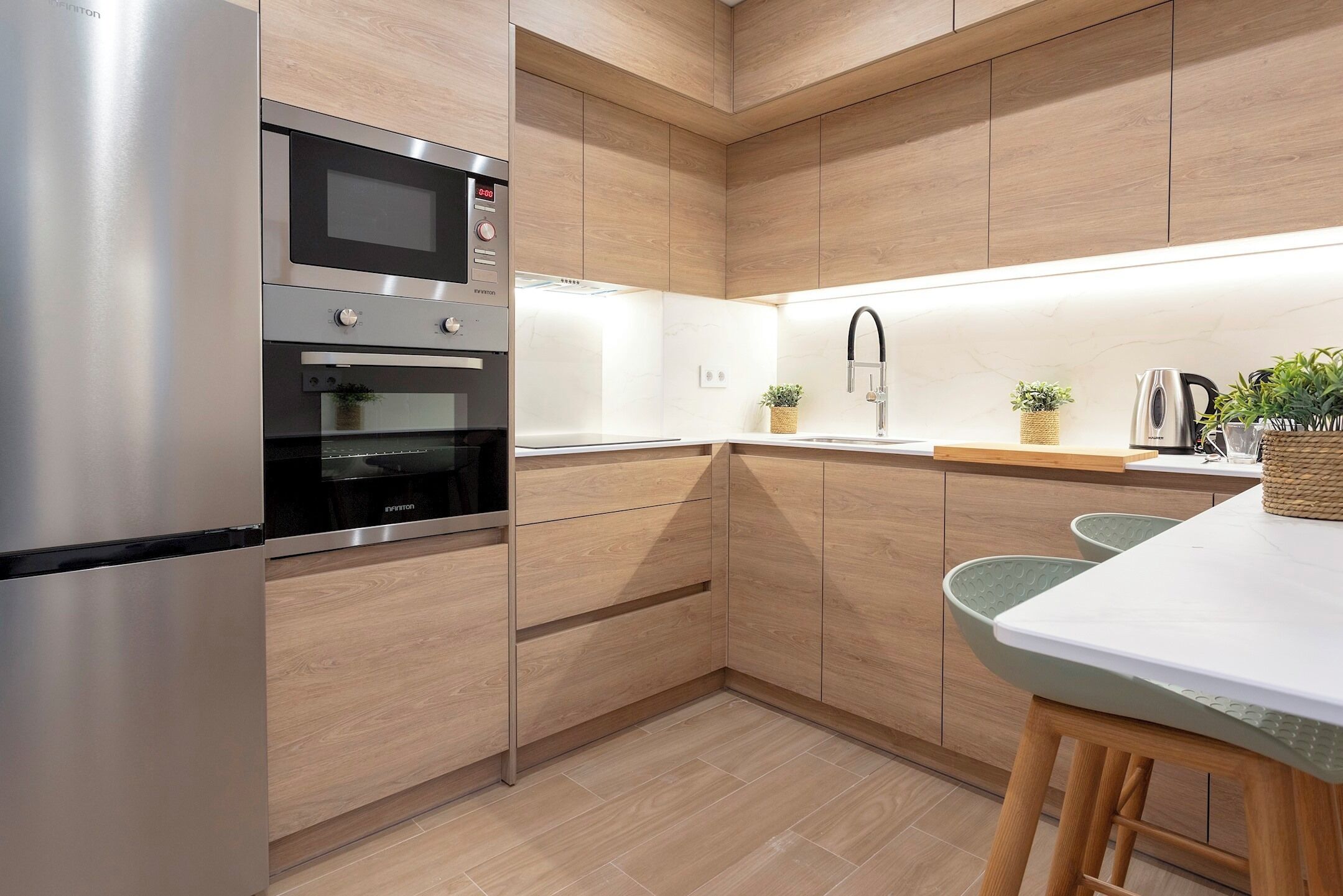 Appartement (4 Bedrooms) | Privékeuken | Een koelkast met diepvriezer, een microgolfoven, een oven, een kookplaat