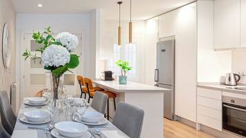 Apartment (3 Bedrooms) | In-room dining