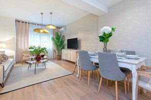 Apartment (3 Bedrooms) | Makan dalam bilik