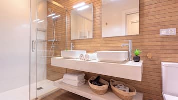 Apartment (3 Bedrooms) | Bathroom | Shower, free toiletries, hair dryer, towels