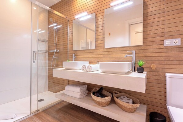 Appartement (3 Bedrooms) | Badkamer | Een douche, gratis toiletartikelen, een haardroger, handdoeken