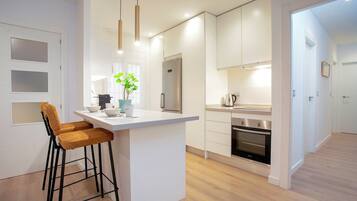 Apartament (3 Bedrooms) | Cuina privada | Frigorífic gran, microones, forn i placa de cuina