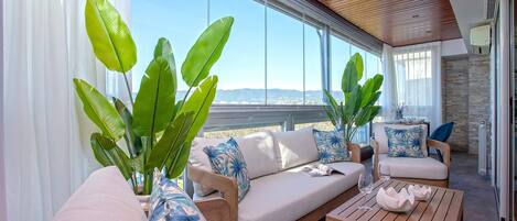 Apartment (4 Bedrooms) | Living area