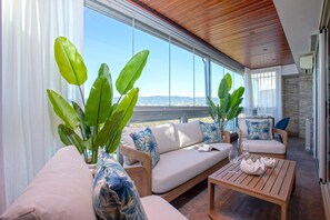 Apartment (4 Bedrooms) | Living area