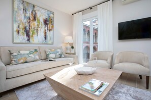 아파트 (2 Bedrooms) | 거실 공간 | TV