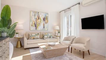 Apartemen (2 Bedrooms) | Area keluarga | TV