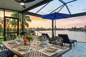 Outdoor dining - Intervillas Florida - Villa Serene Sky (Cape Coral)