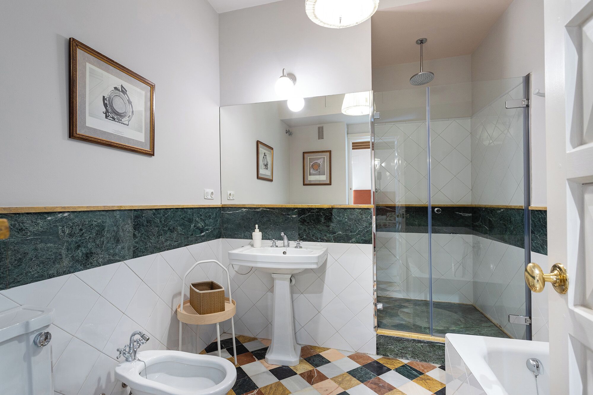 Huis (6 Bedrooms) | Badkamer | Een douche, gratis toiletartikelen, een haardroger, een bidet