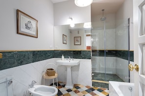 A bathroom with a toilet, bidet, sink, and shower. - Genteel Home Campamento (Seville)