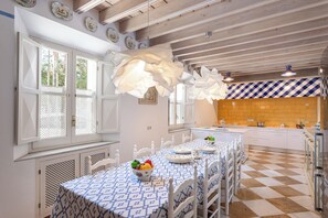 Frigorifero, microonde, forno, seggiolone